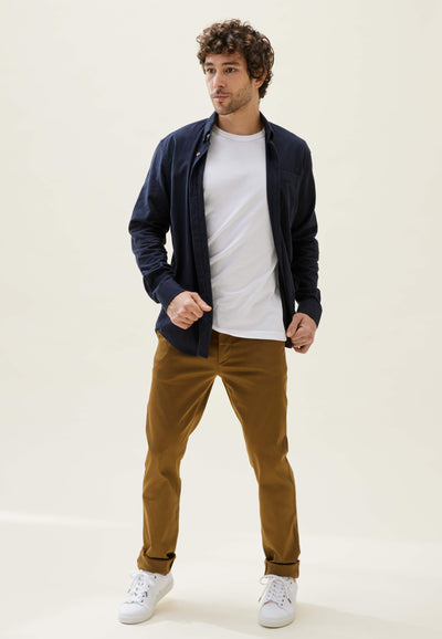 chino loom chatain en pied main