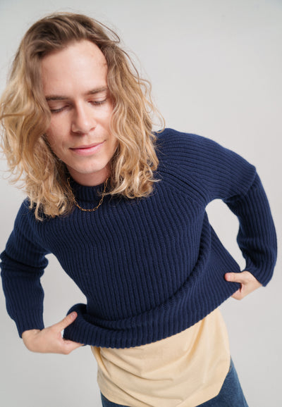 pull cotelé en laine bio loom bleu marine détail matière 2