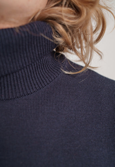 pull col roulé laine bio loom bleu marine détail col-1