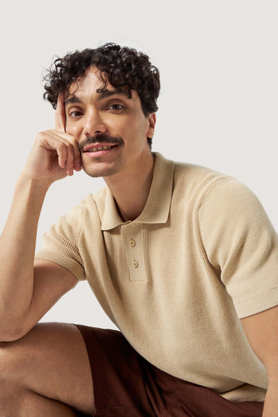 polo en maille loom beige sourire