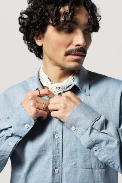 chemise coton lin bleu clair profil main