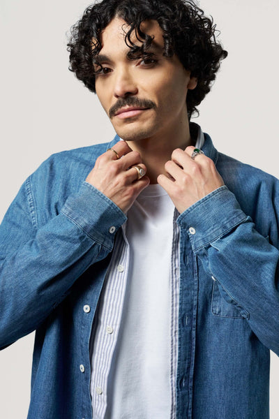 chemise en jean coton bio loom bleu moyen face mains