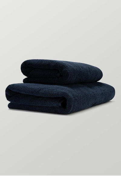 la serviette de bain bleu marine pliée.webp