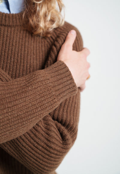 pull cotelé en laine bio loom marron détail manche