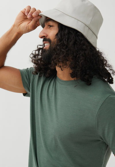 t-shirt mérinos loom vert sauge profil main
