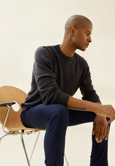 pull épais loom gris anthracite détail assis main